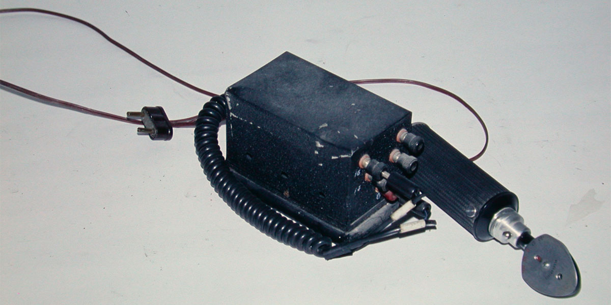 oftalmoscopio, Instrumento que sirve para observar el fondo del ojo Oftalmoscopio oscuro de 1960