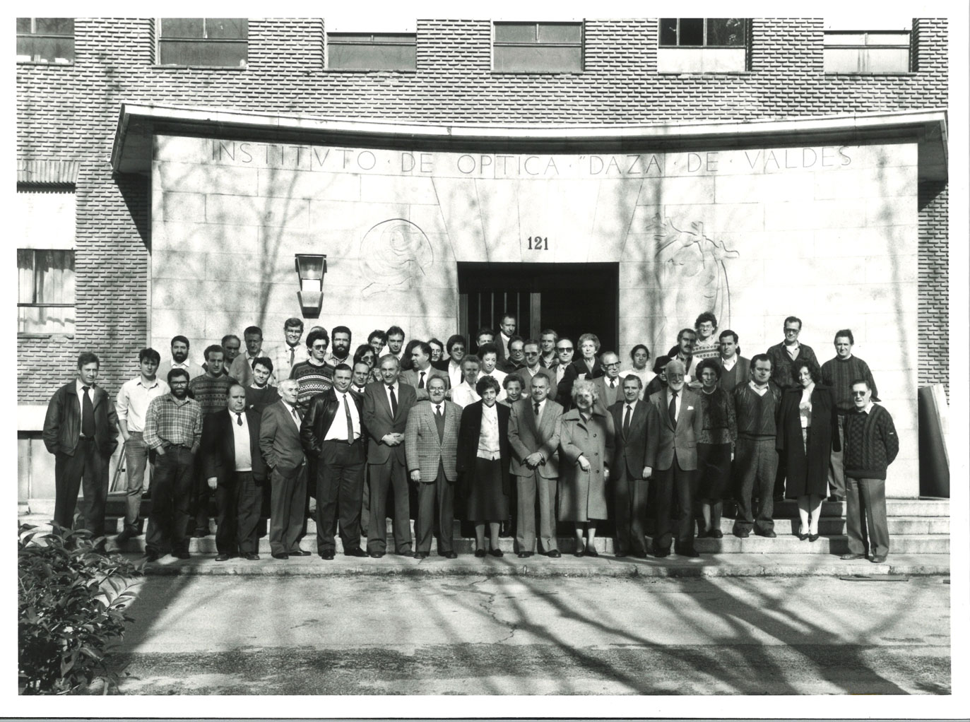 4755_001-3 Foto en blanco y negro del personal del Instituto de Óptica posando delante de la fachada del edificio. Unas 50 personas.