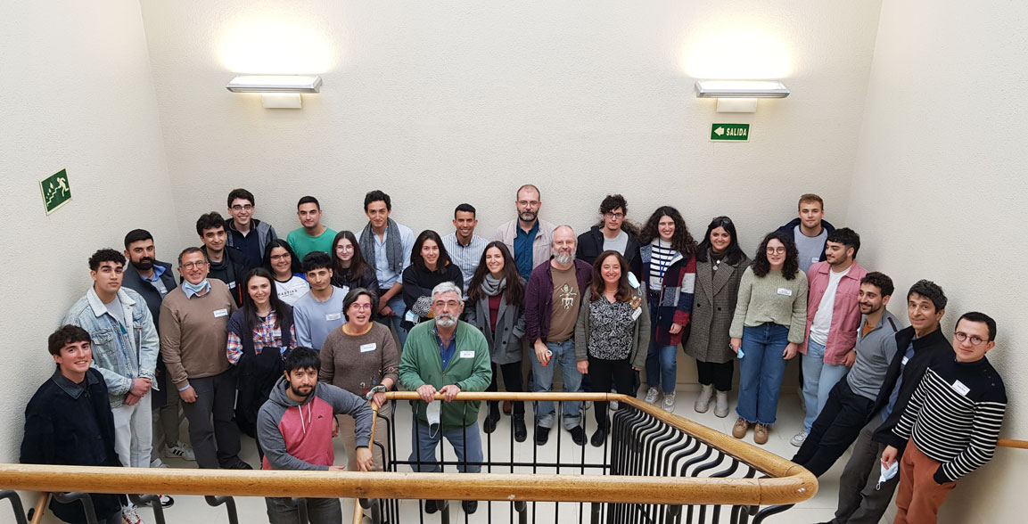 CIIO-XXXI-20220422_140057 Grupo de estudiantes y personal del IO posando en las escaleras interiores del instituto