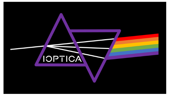 ioptica-2022 Logotipo formado por la palabra IOPTICA dentro de dos prismas triangulares que separan un rayo de luz en un arcoiris