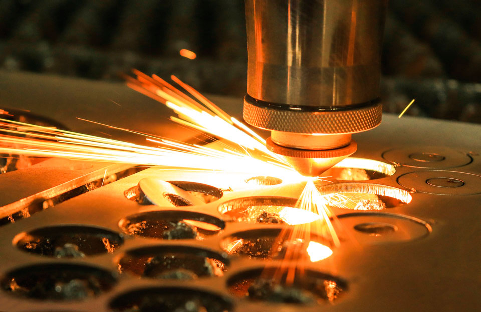 laser-cut-metal-g29f110bff_960 Un brazo robótico dotado de un láser hace agujeros en una pieza de metal