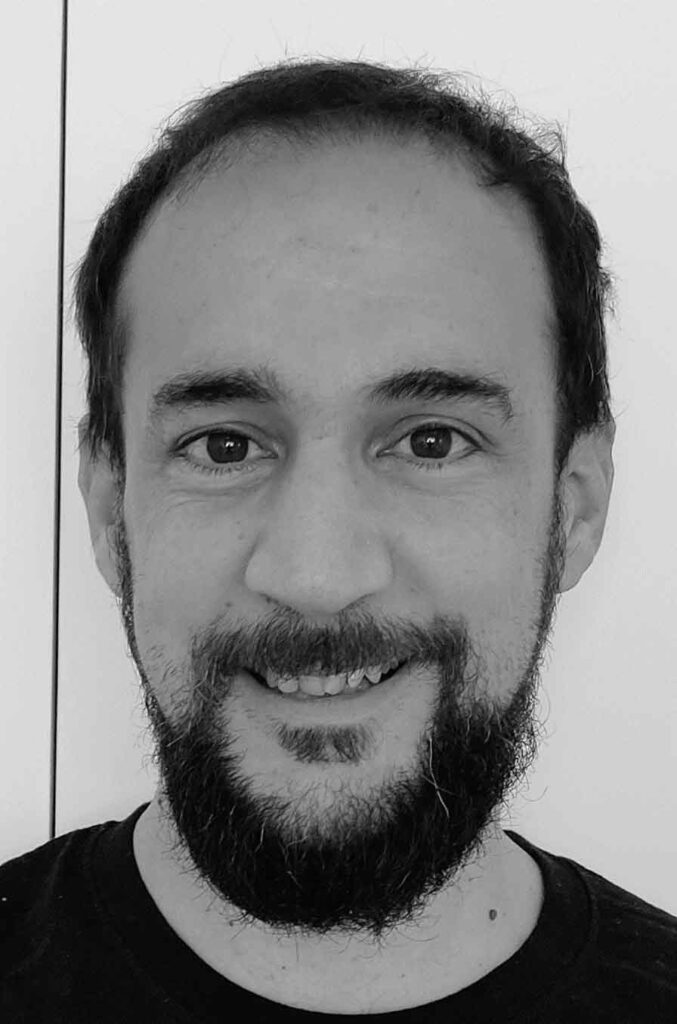 foto_carnet_EduardoMartinezEnriquez Foto de carnet en blanco y negro de un señor sonriendo y con barba