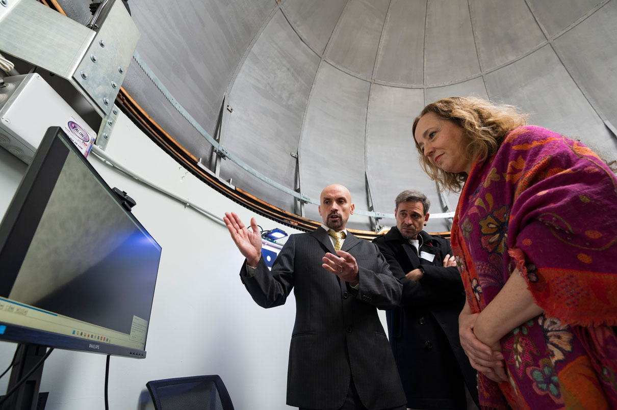 InauguraciónObservatorioColinadelosChopos-_DSC9239-baja Gianluca Calcagni showing the telescope monitor to the president of the CSIC, Eloisa del Pino