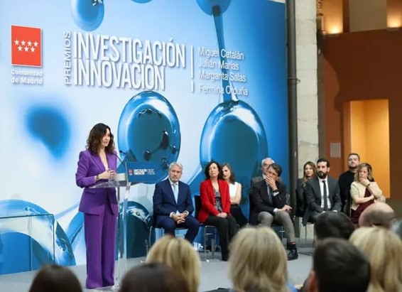 Entrega premio MC Alejandro Manjavacas II Bombilla halógena con dos pines abajo y una espiral dentro, la marca está tapada