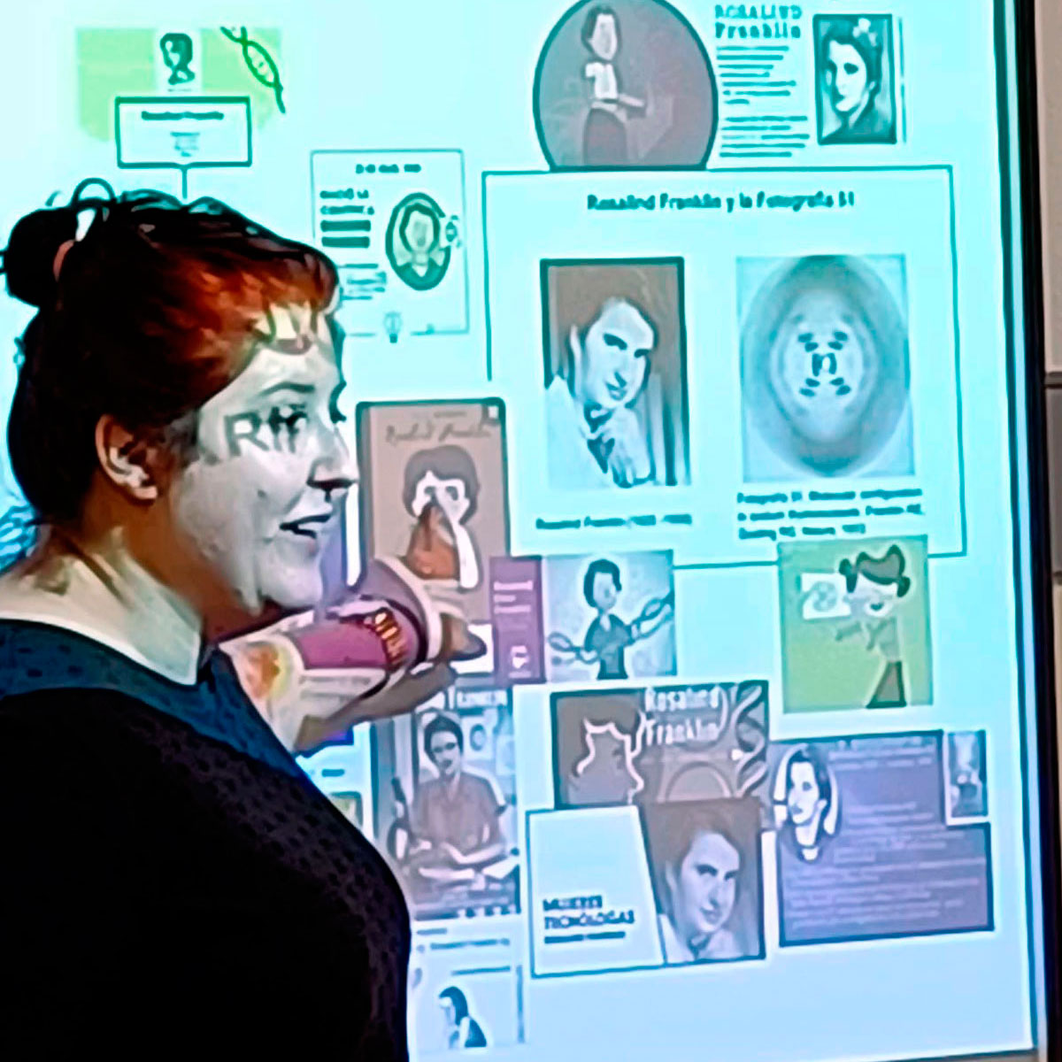 fotosRamiro11F-2024--2024-02-14-at-14-cuad María Viñas señalando un dibujo de Rosalind Franklin