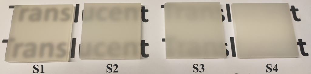 Print 4 cuadrados de cristal con diferente translucidez con la palabra translucent en un papel debajo